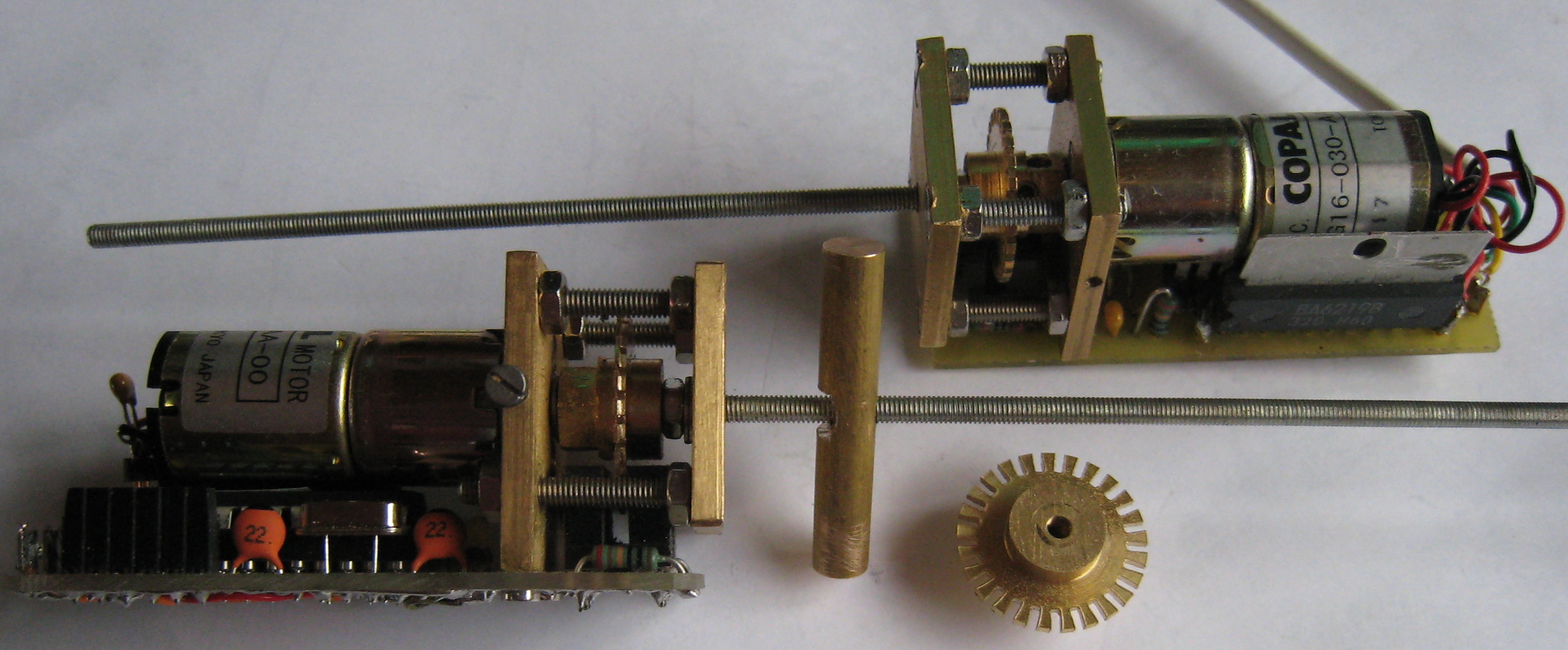 Twee aanzichten van motor met print.